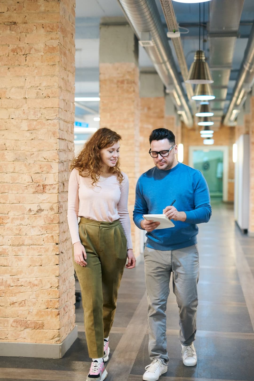 Samenwerkende collega's van ADAM IT in overleg, te zien in de hero van de startpagina.
